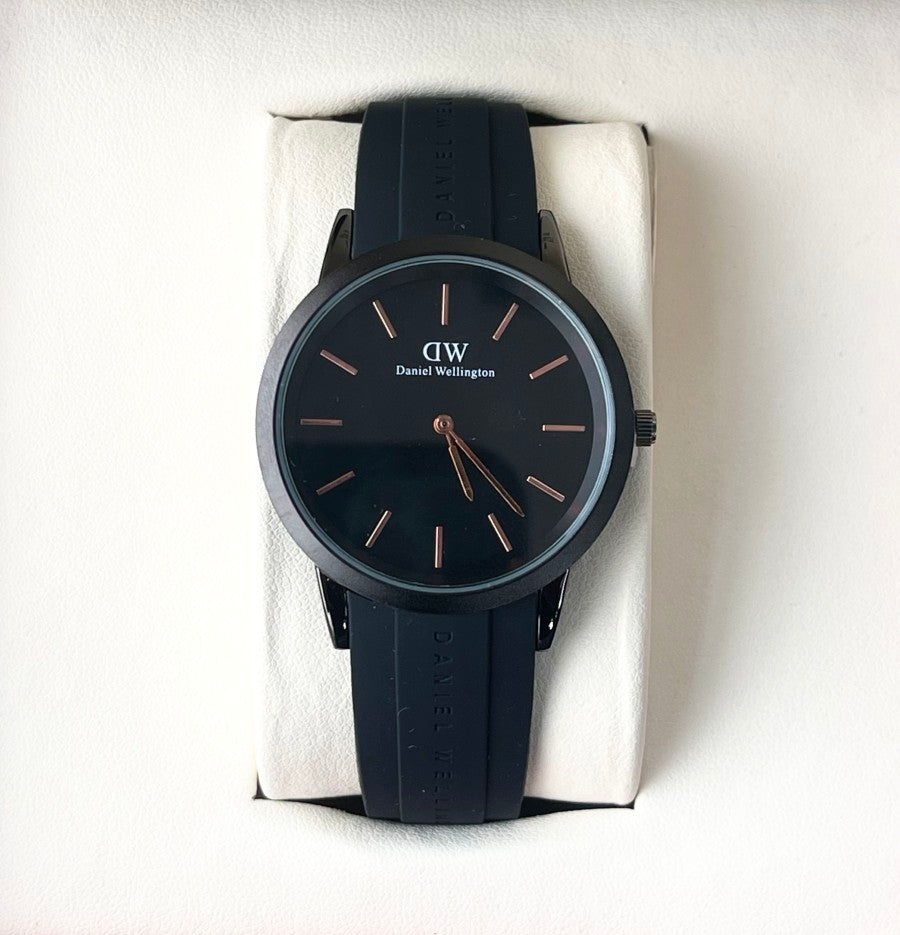 DW BASIC QUARTZ SILICON STRAP WATCH