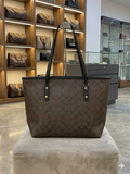 Coach in Signature Canvas tote Bag