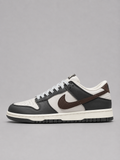 NKE SB DUNK SNEAKERS
