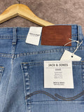 J&J | ESSENTIAL STRAIGHT FIT LIGHT BLUE JEANS