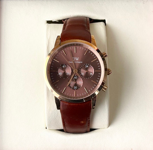 DW QUARTZ CHRONO LEATHER STRAP WATCH