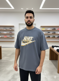NKE "CLOUD/SMOKE" LOGO OVERSIZED T-SHIRT